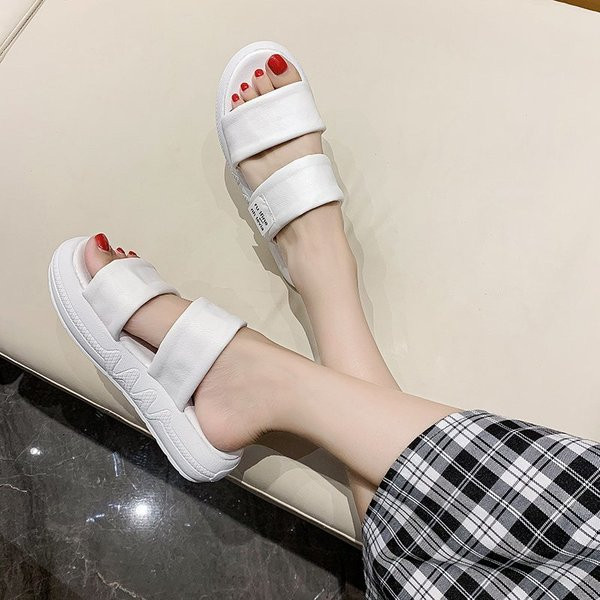 Alkalmi női papucs magas talppal, feliratokkal