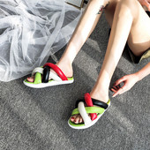 Krāsainas sieviešu čības no mākslīgās ādas ar plakanu zoli un krusteniskām siksnām