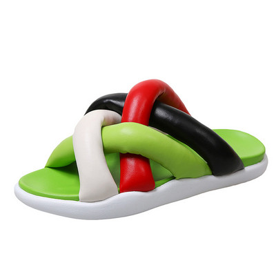 Krāsainas sieviešu čības no mākslīgās ādas ar plakanu zoli un krusteniskām siksnām