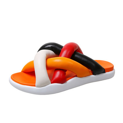 Krāsainas sieviešu čības no mākslīgās ādas ar plakanu zoli un krusteniskām siksnām