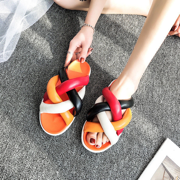 Színes női papucs műbőrből, lapos talppal és keresztpántokkal