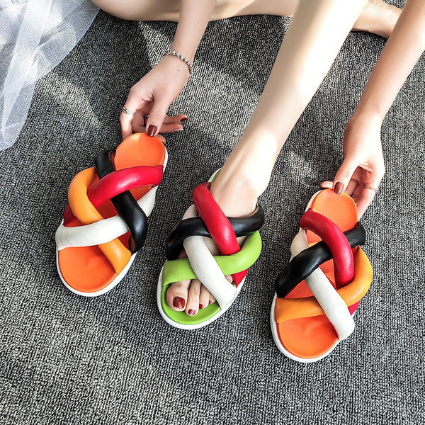 Színes női papucs műbőrből, lapos talppal és keresztpántokkal