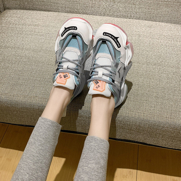 Női alkalmi tornacipő színes talppal és fűzővel