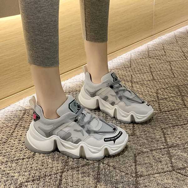 Női alkalmi tornacipő színes talppal és fűzővel