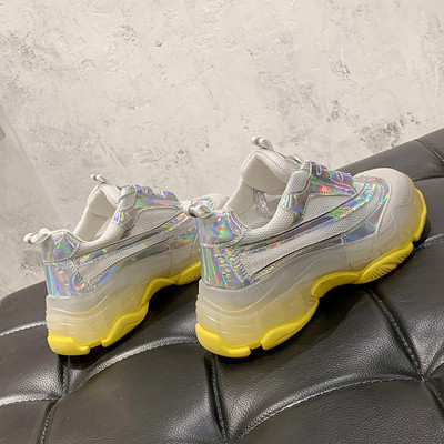 Hit modernas sieviešu kedas ar krāsainām zolēm