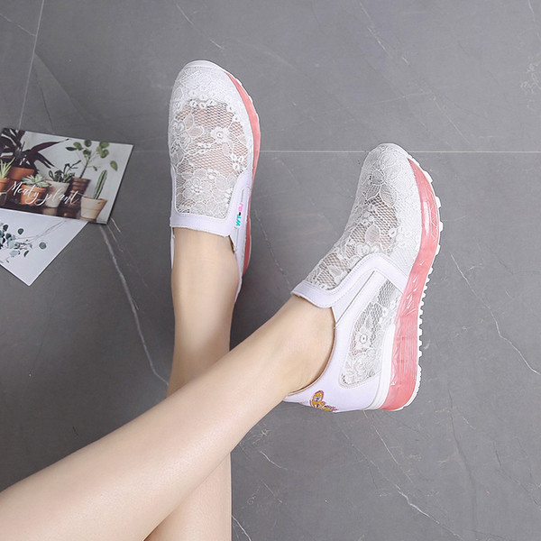 Női tornacipő színes talppal és csipkével