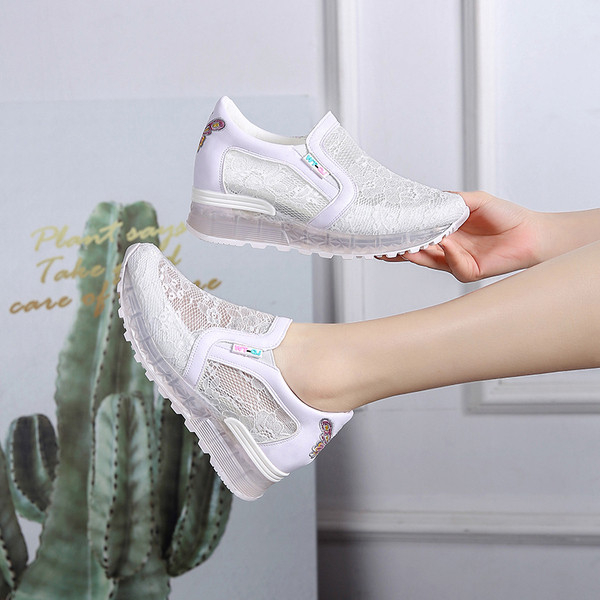 Női tornacipő színes talppal és csipkével