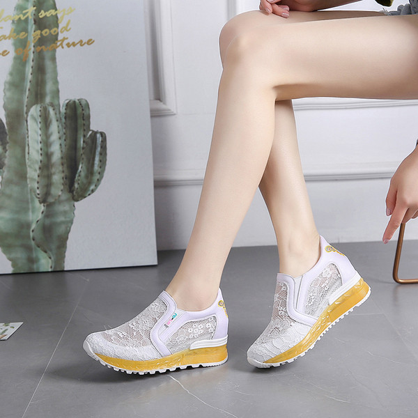 Női tornacipő színes talppal és csipkével