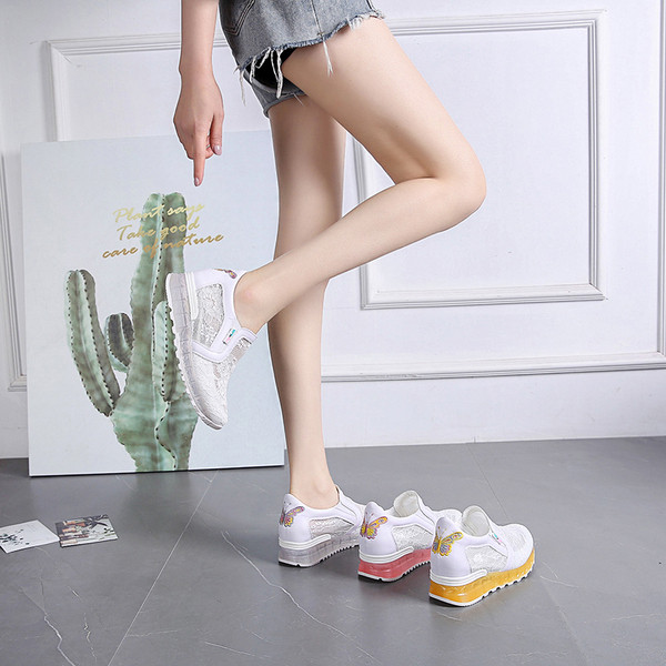 Női tornacipő színes talppal és csipkével