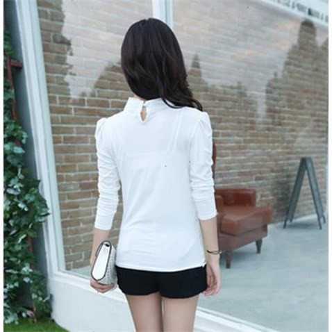 Ženska bijela čipkasta košulja s klasičnim ovratnikom i ukrasnim kamenčićima