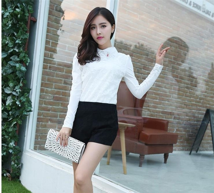 Ženska bijela čipkasta košulja s klasičnim ovratnikom i ukrasnim kamenčićima