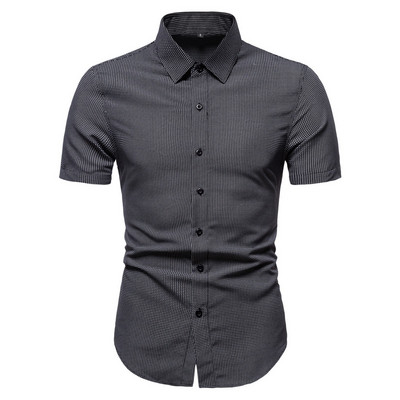 Vienkāršs vīriešu krekla modelis ar klasisku apkakli un īsām piedurknēm