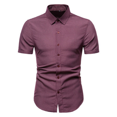 Vienkāršs vīriešu krekla modelis ar klasisku apkakli un īsām piedurknēm