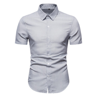 Vienkāršs vīriešu krekla modelis ar klasisku apkakli un īsām piedurknēm