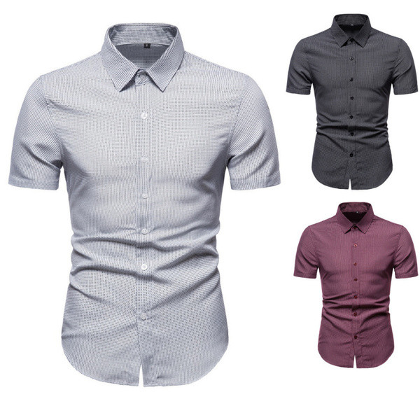 Sima férfi inghez simuló modell klasszikus gallérral és rövid ujjal