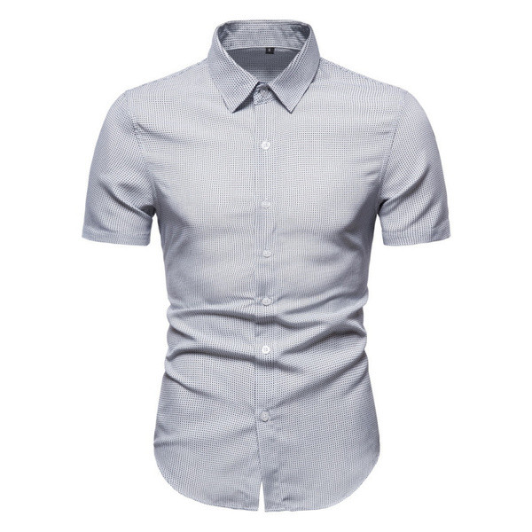 Sima férfi inghez simuló modell klasszikus gallérral és rövid ujjal