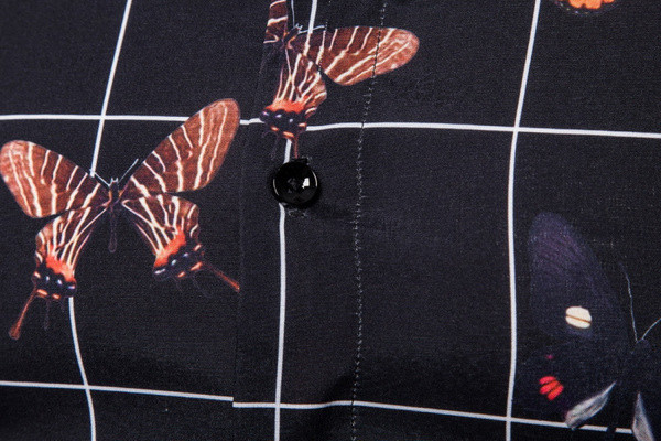 Moderns vīriešu krekls ar garām piedurknēm un krāsainu rakstu ar tauriņiem