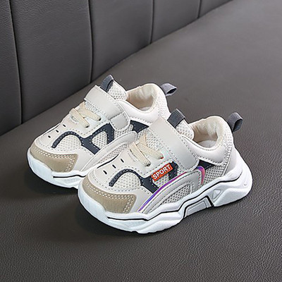 Sporta un ikdienas kedas ar uzlīmi meitenēm un zēniem