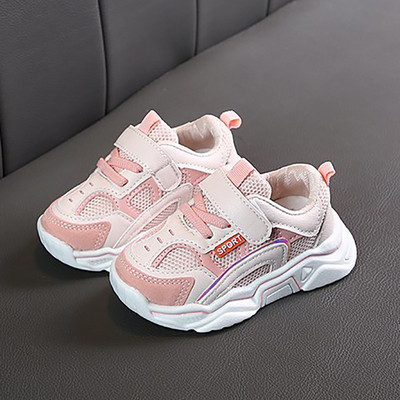 Sporta un ikdienas kedas ar uzlīmi meitenēm un zēniem