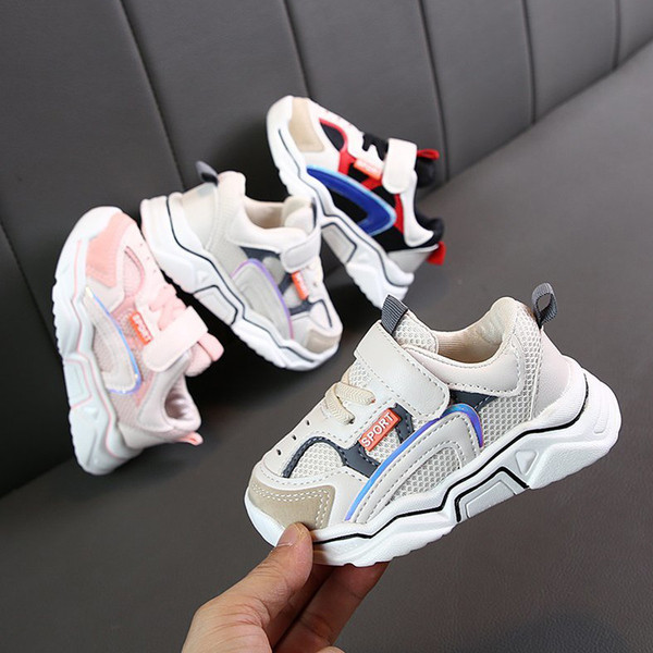 Sporta un ikdienas kedas ar uzlīmi meitenēm un zēniem