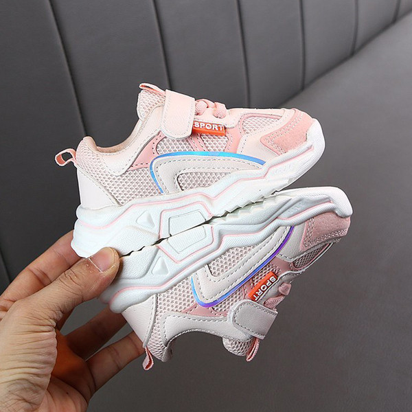 Sporta un ikdienas kedas ar uzlīmi meitenēm un zēniem