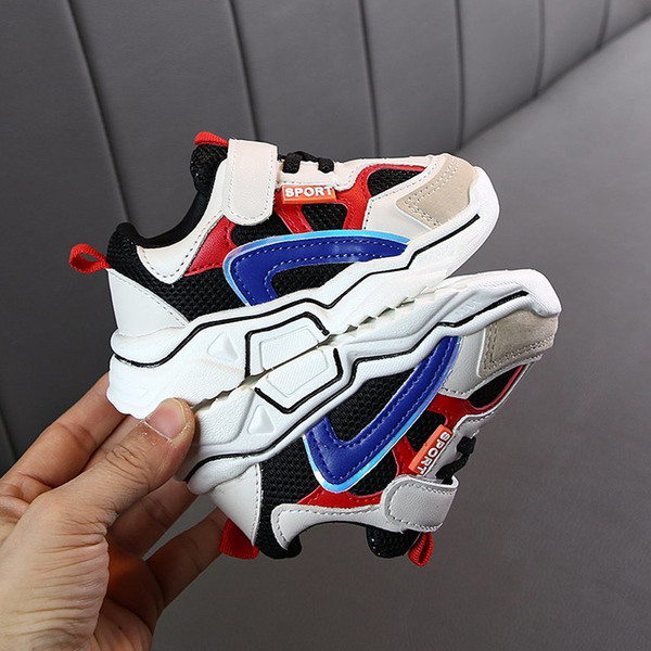 Sporta un ikdienas kedas ar uzlīmi meitenēm un zēniem