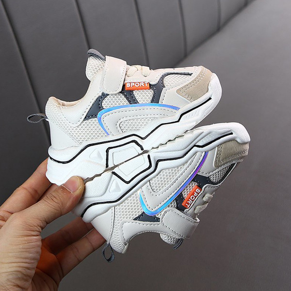 Sporta un ikdienas kedas ar uzlīmi meitenēm un zēniem