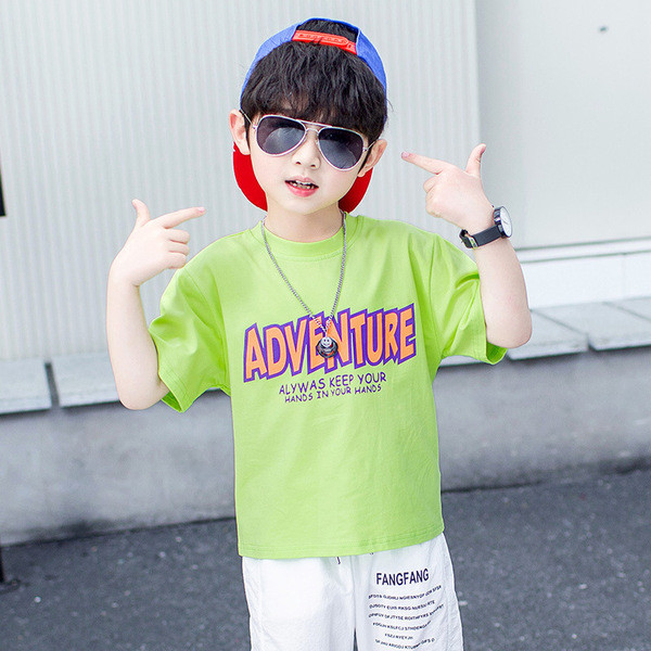 Korszerű, rövid ujjú gyerekblúz fiúknak