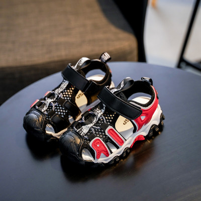 Alkalmi gyerekszandál matricával fiúknak