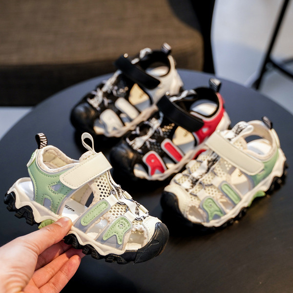 Alkalmi gyerekszandál matricával fiúknak