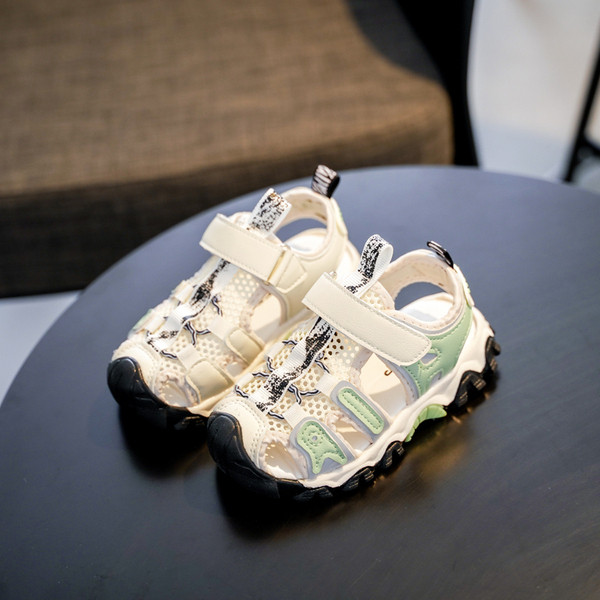 Alkalmi gyerekszandál matricával fiúknak