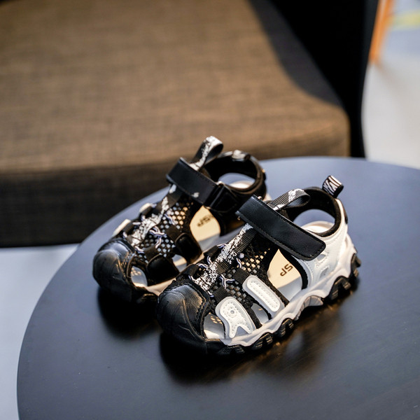 Alkalmi gyerekszandál matricával fiúknak