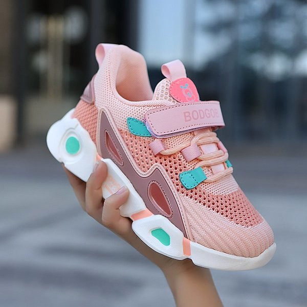 Új modell gyerekcipő hálóval és matricával lányoknak