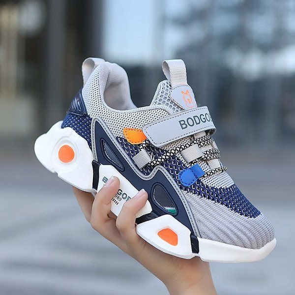 Új modell gyerekcipő hálóval és matricával lányoknak