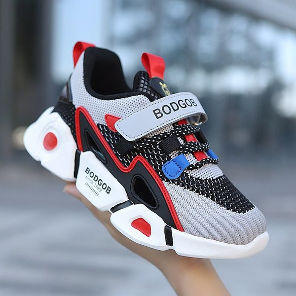 Új modell gyerekcipő hálóval és matricával lányoknak