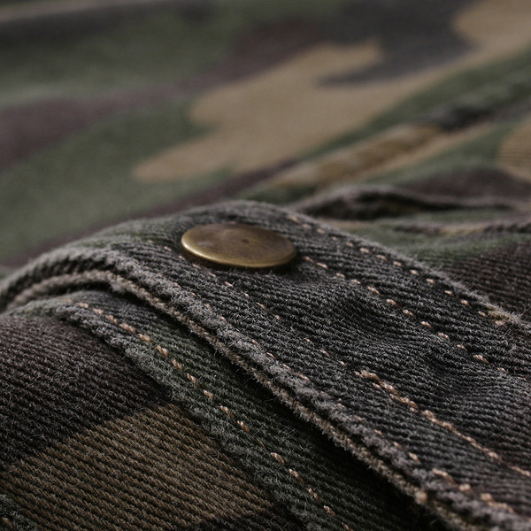 Ikdienas vīriešu krekls ar īsām piedurknēm un kamuflāžas rakstu