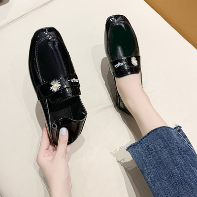 Ikdienas sieviešu ādas apavi ar plakanām zolēm un krāsainiem izšuvumiem