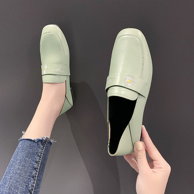 Ikdienas sieviešu ādas apavi ar plakanām zolēm un krāsainiem izšuvumiem