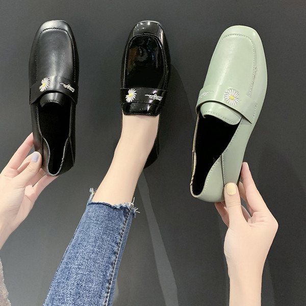 Ikdienas sieviešu ādas apavi ar plakanām zolēm un krāsainiem izšuvumiem