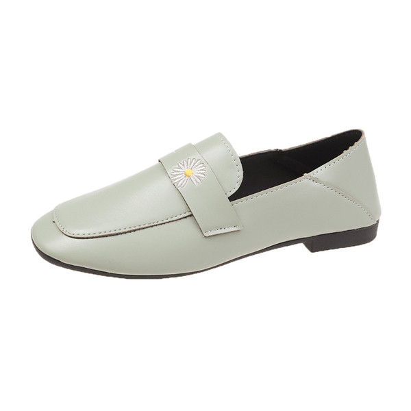 Ikdienas sieviešu ādas apavi ar plakanām zolēm un krāsainiem izšuvumiem