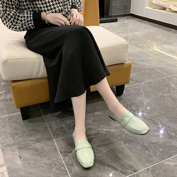 Ikdienas sieviešu ādas apavi ar plakanām zolēm un krāsainiem izšuvumiem