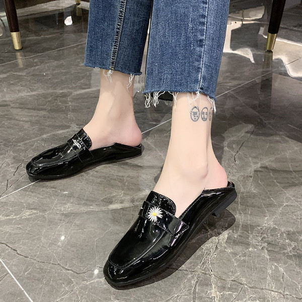 Ikdienas sieviešu ādas apavi ar plakanām zolēm un krāsainiem izšuvumiem