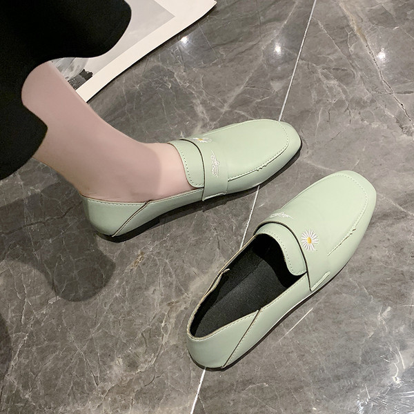 Ikdienas sieviešu ādas apavi ar plakanām zolēm un krāsainiem izšuvumiem