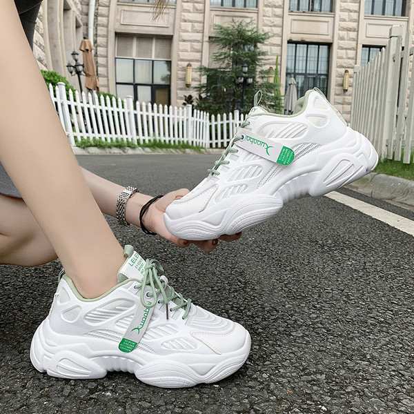 Alkalmi női fehér tornacipő magas talppal