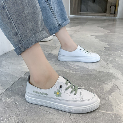 Sieviešu ādas baltas kedas ar krāsainu izšuvumu