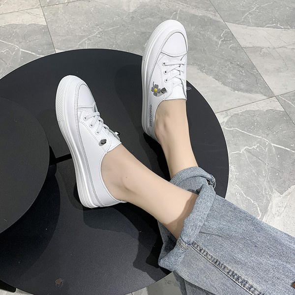 Sieviešu ādas baltas kedas ar krāsainu izšuvumu