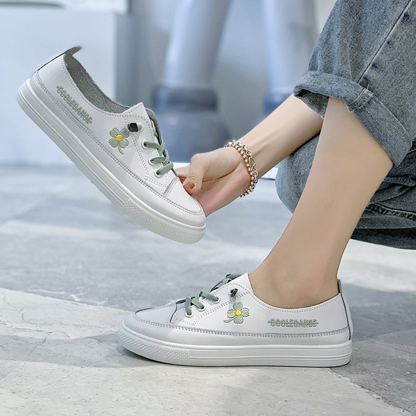 Sieviešu ādas baltas kedas ar krāsainu izšuvumu