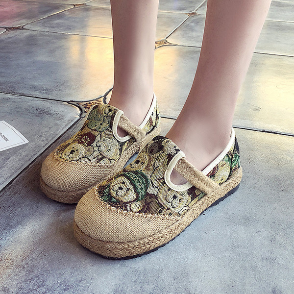 Jauns sieviešu ikdienas apavu modelis ar plakanu zoli un izšuvumu