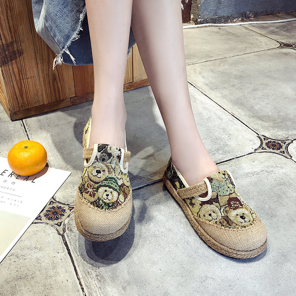 Jauns sieviešu ikdienas apavu modelis ar plakanu zoli un izšuvumu