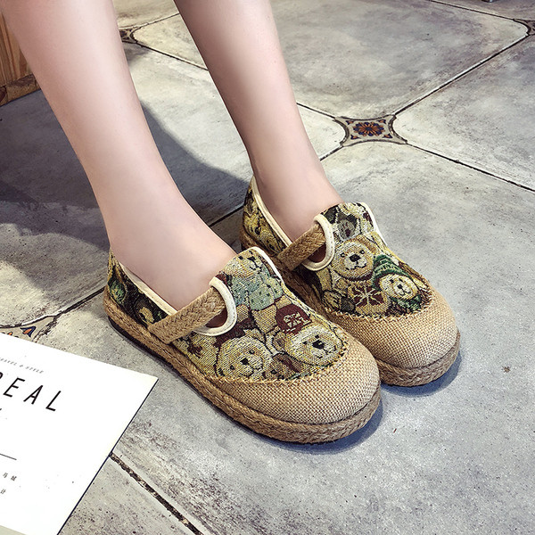 Jauns sieviešu ikdienas apavu modelis ar plakanu zoli un izšuvumu